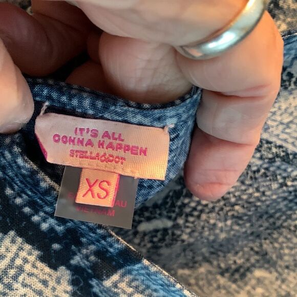 Stella & Dot Size XS blue reptile print crop top. NWOT. Button-up V-neck back. - Picture 4 of 8